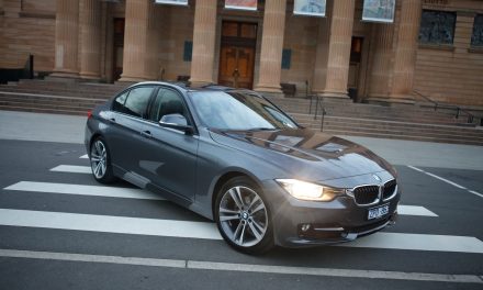 BMW 320i F30 di Jalanan Indonesia: Nyaman, Responsif, dan Tetap Irit?