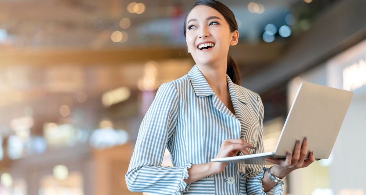 9 Fashion Item Wajib Perempuan 40 Tahun, Dijamin Bikin Tampilan Makin Elegan!