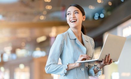 9 Fashion Item Wajib Perempuan 40 Tahun, Dijamin Bikin Tampilan Makin Elegan!