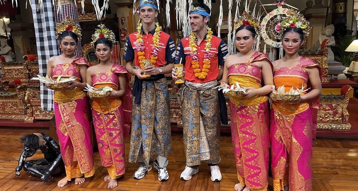 Viral di Bali! Joan Mir dan Luca Marini Coba Budaya Lokal, Netizen Ikut Heboh