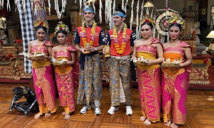 Viral di Bali! Joan Mir dan Luca Marini Coba Budaya Lokal, Netizen Ikut Heboh