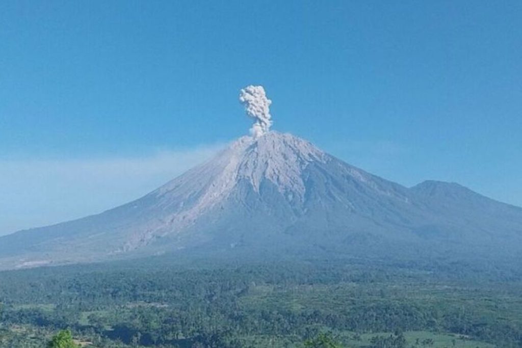 Gunung Semeru mengeluarkan kolom abu vulkanik saat erupsi pada 22 Juni 2026