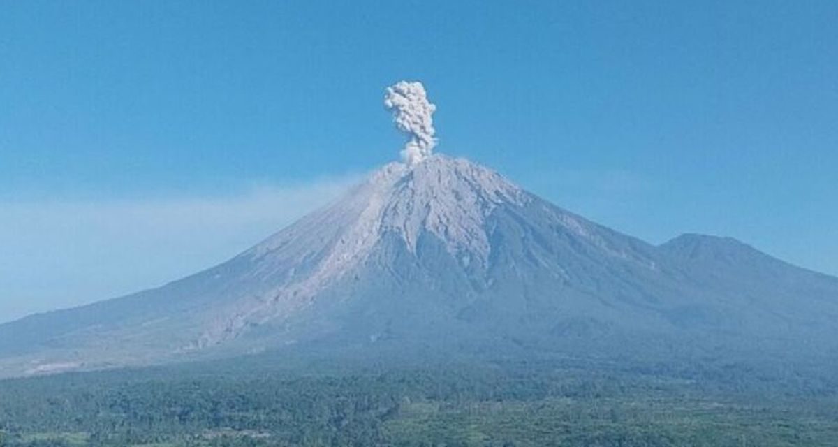 Gunung Semeru Kembali Erupsi, Abu Vulkanik Capai 1.000 Meter