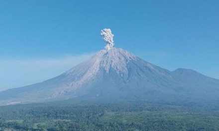 Gunung Semeru Kembali Erupsi, Abu Vulkanik Capai 1.000 Meter