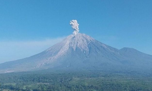 Gunung Semeru Kembali Erupsi, Abu Vulkanik Capai 1.000 Meter