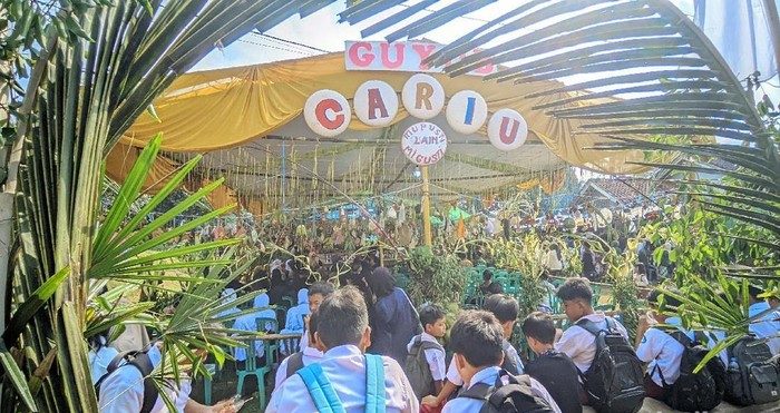 Warga mengikuti tradisi Hajat Bumi Cariu 2026 di Dusun Cariu, Ciamis.