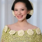 Athina Tampil Glowing dengan Makeup Peach Nude di Mitoni