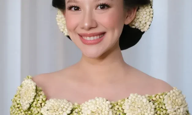 Athina Tampil Glowing dengan Makeup Peach Nude di Mitoni