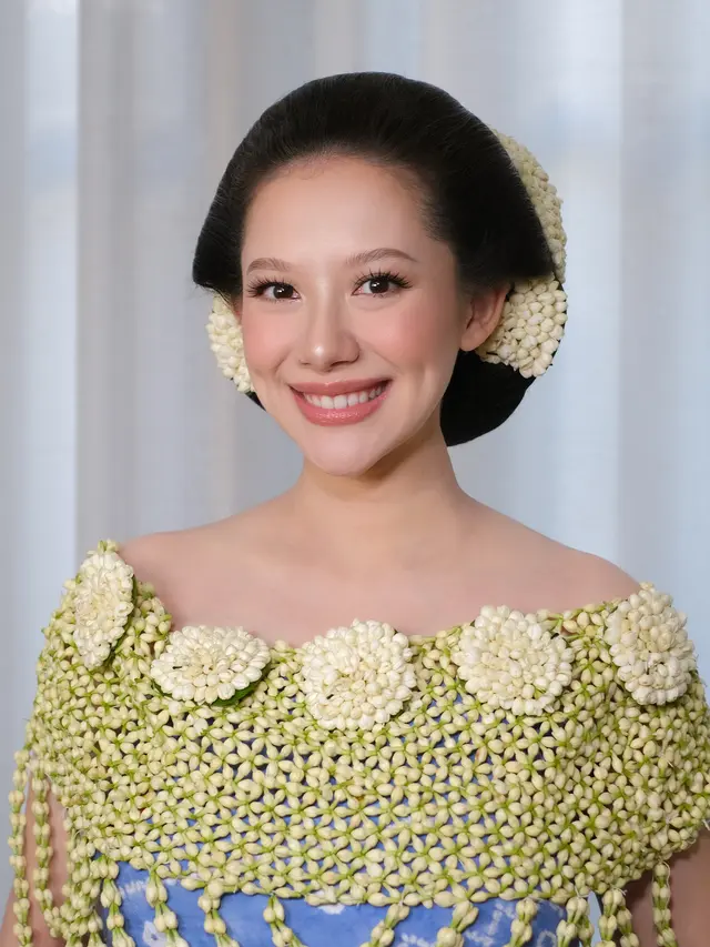 Athina tampil anggun dengan makeup peach nude, sanggul tekuk, dan kebaya biru saat prosesi mitoni bersama Rio Haryanto di Surakarta.
