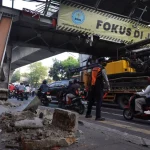 Truk Pengangkut Alat Berat Tabrak JPO di Tendean hingga Nyaris Roboh