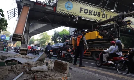 Truk Pengangkut Alat Berat Tabrak JPO di Tendean hingga Nyaris Roboh
