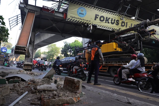 Truk Pengangkut Alat Berat Tabrak JPO di Tendean hingga Nyaris Roboh