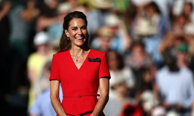 Kate Middleton Curi Perhatian dengan Gaun Merah di Wimbledon