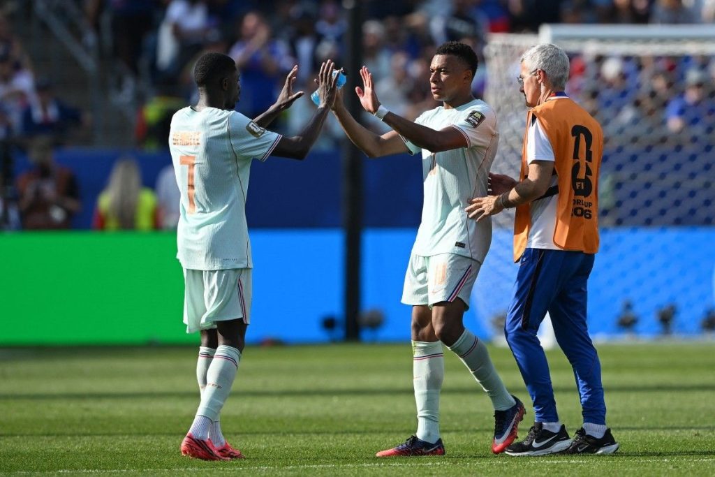 Kylian Mbappe dan Ousmane Dembele merayakan gol yang membawa Perancis lolos ke semifinal Piala Dunia 2026 sekaligus menyamai rekor Ronaldo dan Rivaldo.