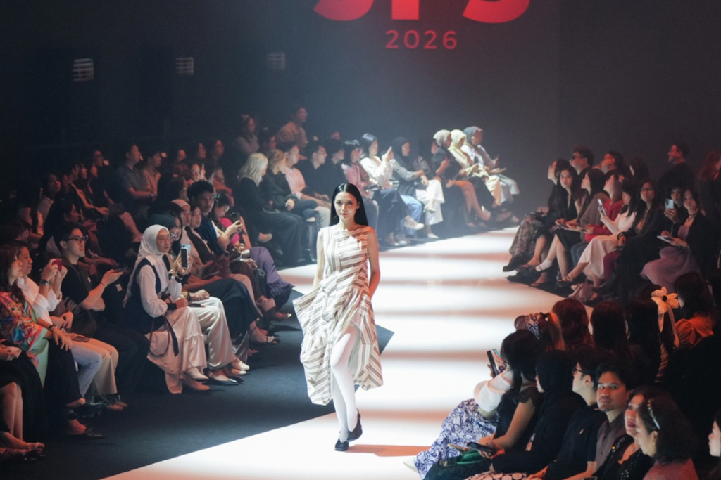 Model memperagakan koleksi Garuda karya Mickael Nana dan Beatrice Angelica di JF3 Fashion Festival 2026 dengan sentuhan tenun Lombok dan desain modern.