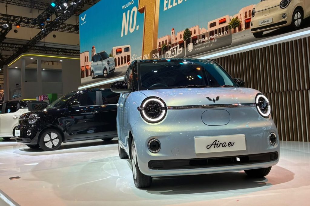 Wuling Aira EV resmi diperkenalkan di GIIAS 2026 dengan dua pilihan varian, jarak tempuh hingga 301 km, dan harga mulai Rp155 juta.