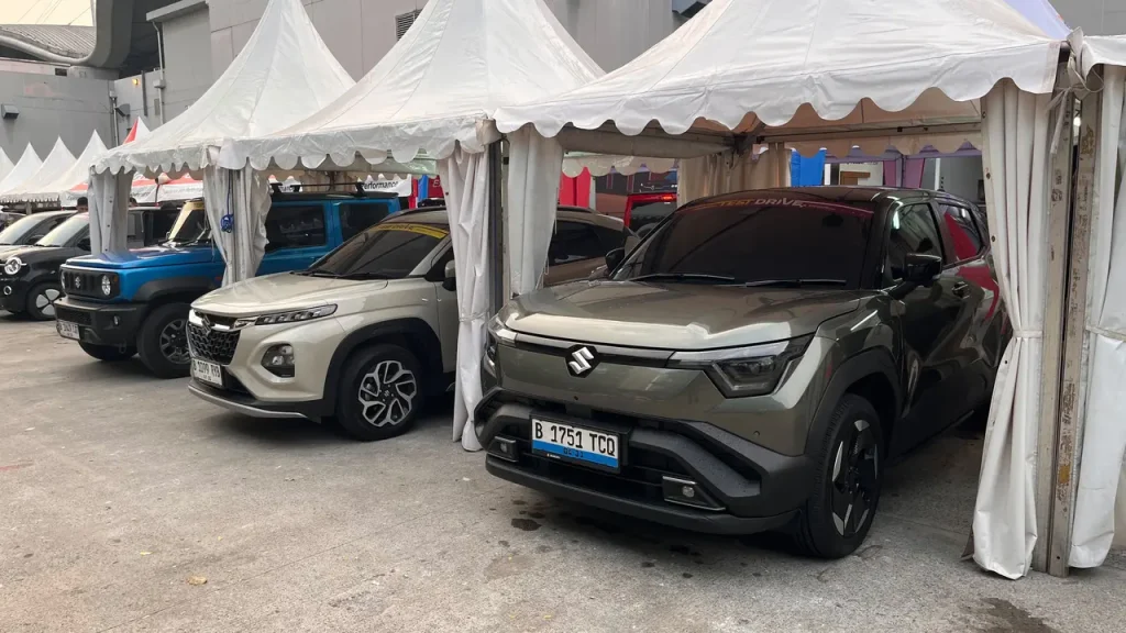 Pengunjung mengikuti sesi test drive berbagai mobil terbaru di GIIAS 2026 di ICE BSD City Tangerang.