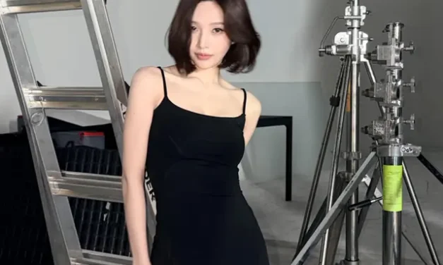 Joy Red Velvet Tampil Memukau dengan Rambut Bob Pendek dan Gaya Elegan