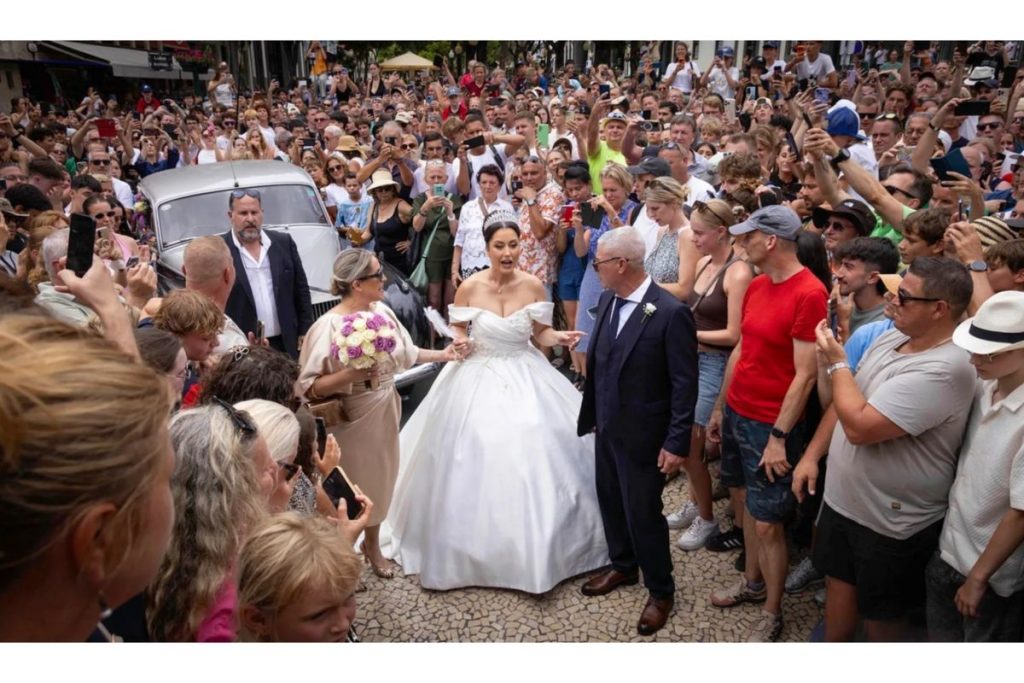 Ribuan penggemar berkumpul di Katedral Funchal karena rumor Cristiano Ronaldo menikah di Madeira.