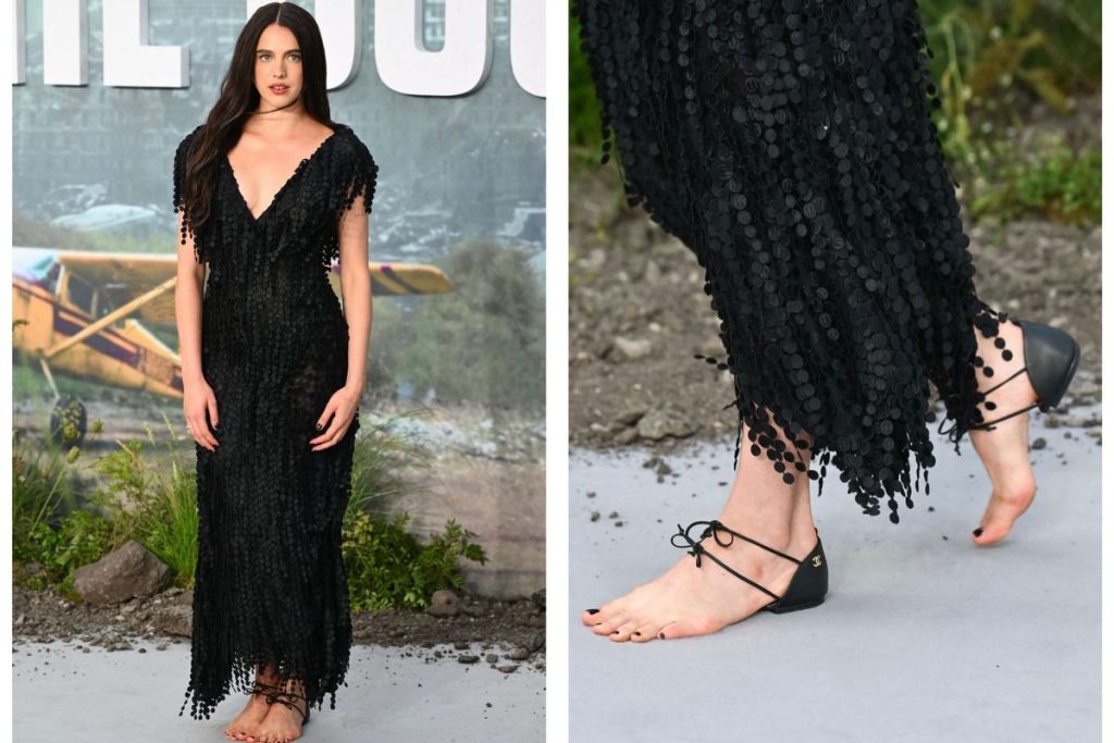 Margaret Qualley memakai sepatu unik Chanel saat premiere The Dog Stars di London.