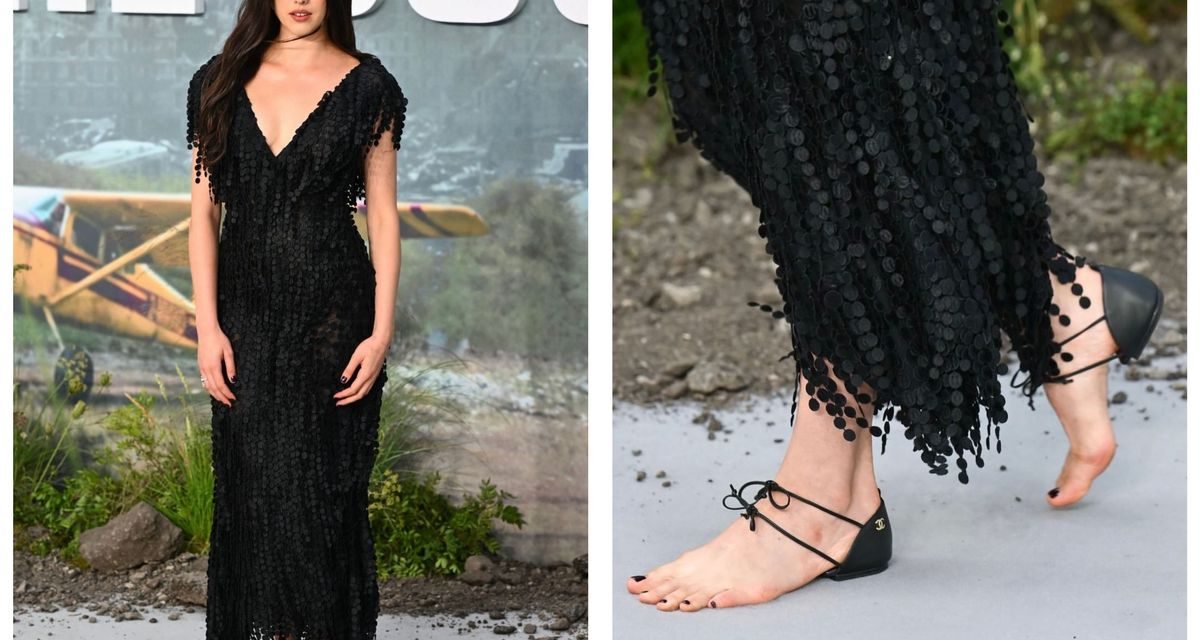 Margaret Qualley Jadi Sorotan karena Sepatu Unik Chanel di Premiere The Dog Stars