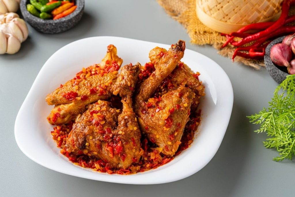 Ayam chili padi pedas gurih dengan bumbu cabai rawit