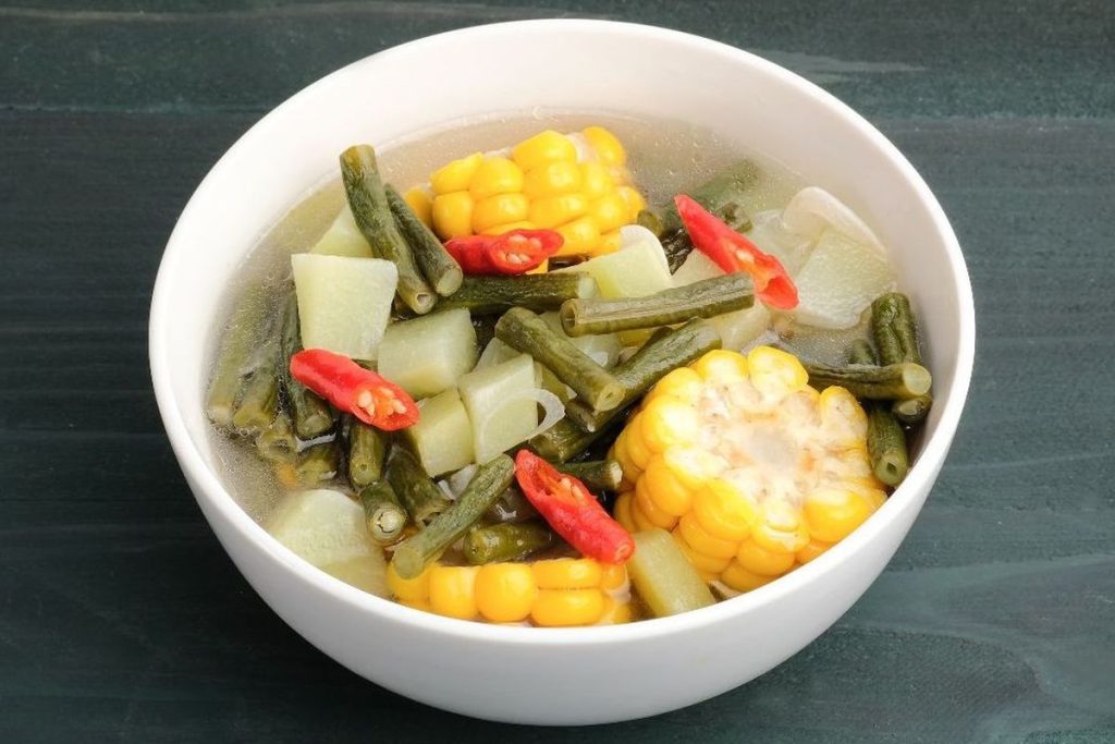 Sayur asem bening segar dengan kacang panjang kangkung mentimun dan cambah kedelai