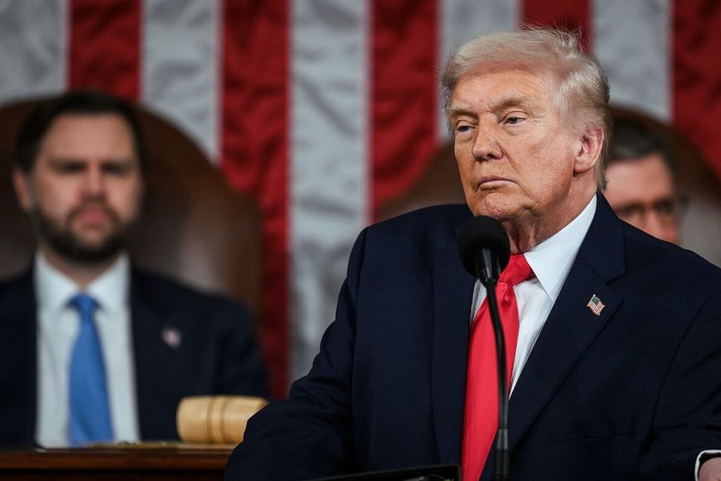 Donald Trump menunda rencana serangan militer AS