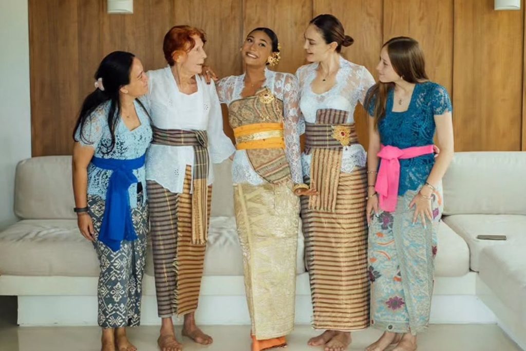 Luna Maya mengenakan kebaya putih dan kamen tradisional Bali saat menghadiri upacara Menek Kelih keponakannya.