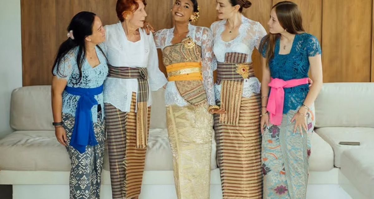 5 Detail Gaya Luna Maya Saat Hadiri Upacara Menek Kelih Keponakan di Bali