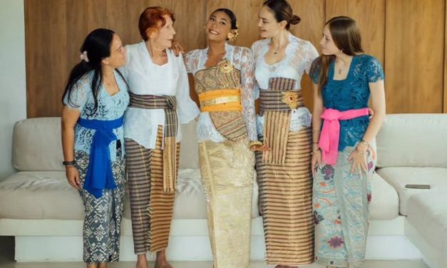 5 Detail Gaya Luna Maya Saat Hadiri Upacara Menek Kelih Keponakan di Bali