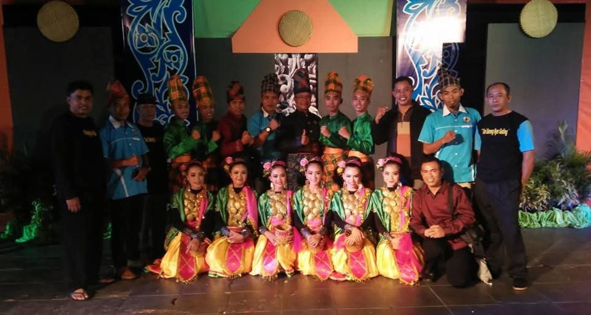 Hasanuddin mengabdikan 43 tahun hidupnya untuk merawat tari, adat, arsip, dan warisan budaya Sumbawa agar tetap lestari