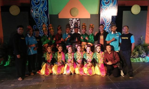 Hasanuddin mengabdikan 43 tahun hidupnya untuk merawat tari, adat, arsip, dan warisan budaya Sumbawa agar tetap lestari